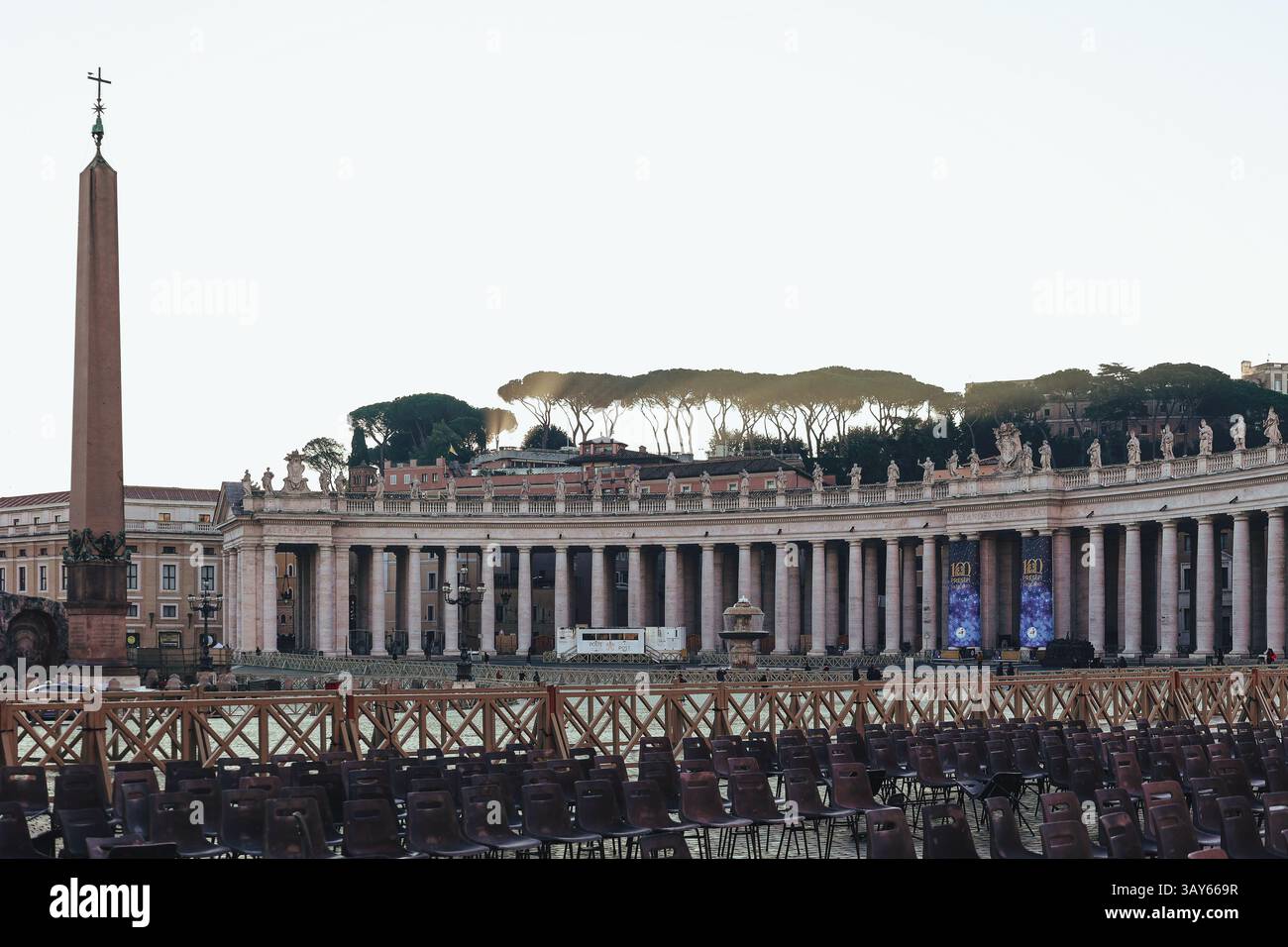 Vatikan, Vatikanstadt - 7. Dezember 2023: Petersplatz und Obelisk vom Zirkus Nero am frühen sonnigen Morgen in Vatikanstadt, Rom, Italien Stockfoto