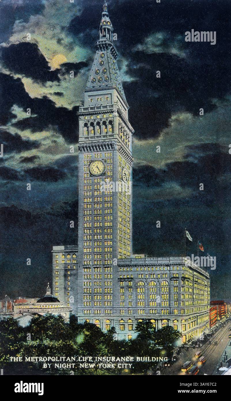 Der beleuchtete Uhrenturm des Metropolitan Life Insurance Building steht nachts in New York City hoch. Stockfoto