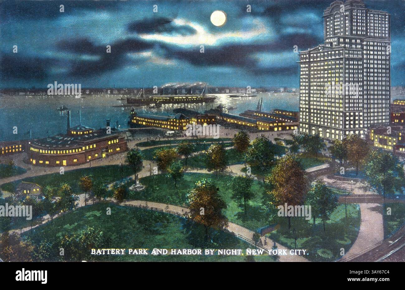 Der Battery Park und der Hafen von New York City werden nachts beleuchtet, und die Gebäude leuchten vor dem dunklen Himmel. Die Boote liegen an, während die Bäume aneinander liegen Stockfoto