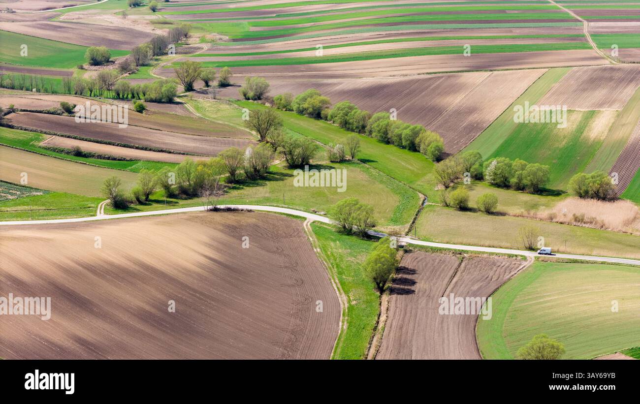 Blick auf landschaftlich reizvolles Ackerland mit Drohne Stockfoto