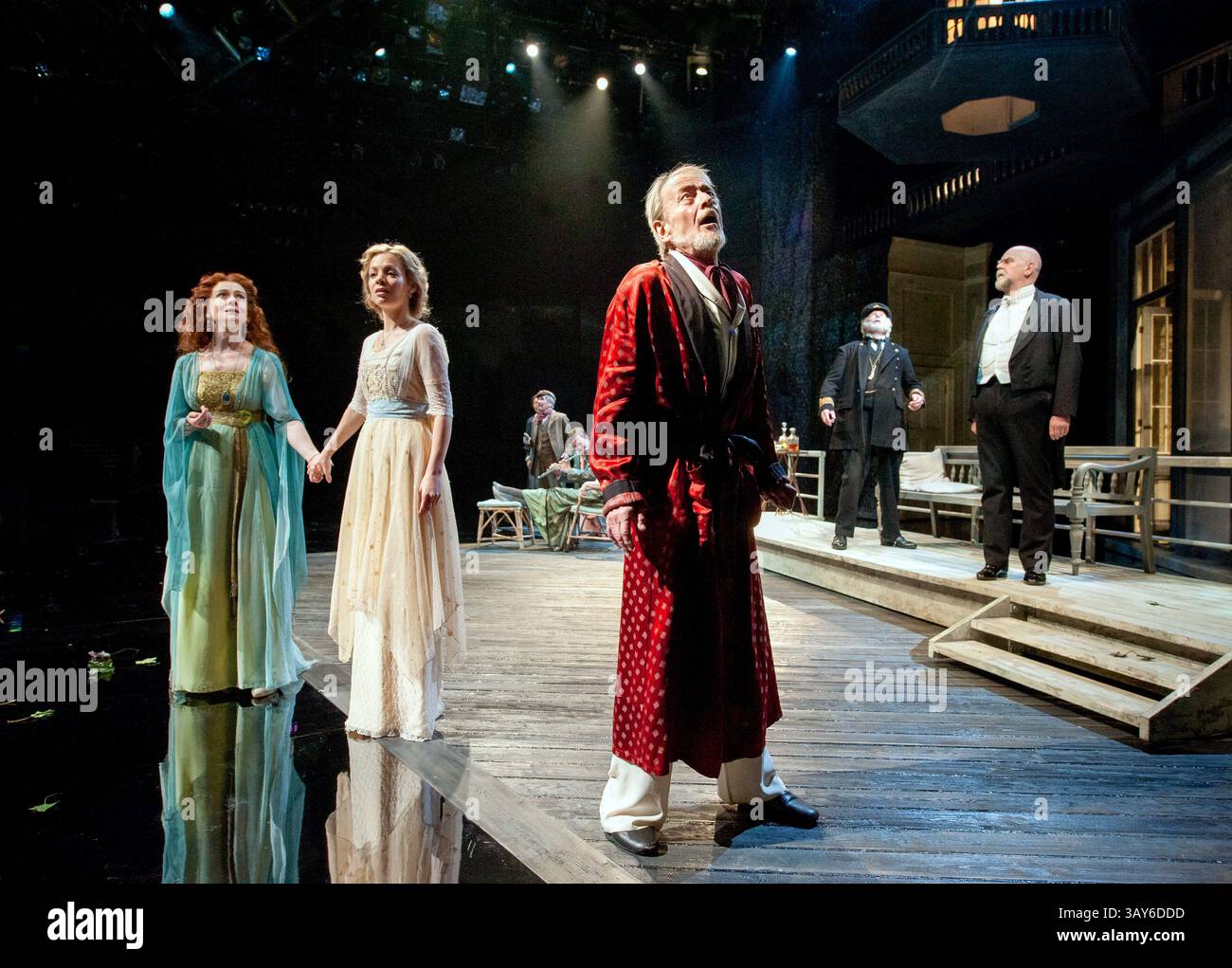 l-r: Emma Fielding (Hesione Hushabye), Fiona Button (Ellie Dunn), Ronald Pickup (Mazzini Dunn), (hinten) Derek Jacobi (Captain Shotover), Trevor Cooper (Boss Mangan) im HEARTBREAK HOUSE von Bernard Shaw im Chichester Festival Theatre, West Sussex, England 12/07/2012 Design: Stephen Brimson Lewis Beleuchtung: Peter Mumford Regisseur: Richard Clifford Stockfoto
