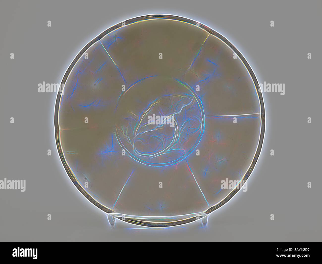Eine durchsichtige Platte zeigt in der Mitte ein kompliziertes Design, umgeben von einer glatten, abgerundeten Kante. Die subtilen Reflexionen und leuchtenden Umrisse sorgen für eine ätherische Qualität, die den künstlerischen Reiz unterstreicht. Schüssel, Porzellan, Bronze, 7-13/16 Zoll, asiatische Kunst, klassische Kunst mit einem modernen Touch, neu gestaltet von Artotop Stockfoto