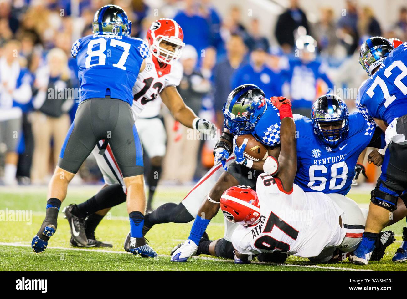 5. November 2016 – Nevada, USA – die University of Kentucky Running Back Stanley ''Boom'' Williams (#18) versucht während des Georgia Bulldogs-Fußballspiels im Commonwealth Stadium in Lexington, Kentucky, aus dem Georgia Nose Tackle John Atkins' (#97) herauszubrechen. Georgia besiegte Kentucky mit 27:24. (Kreditbild: © Mat Gdowski via ZUMA Wire) Stockfoto