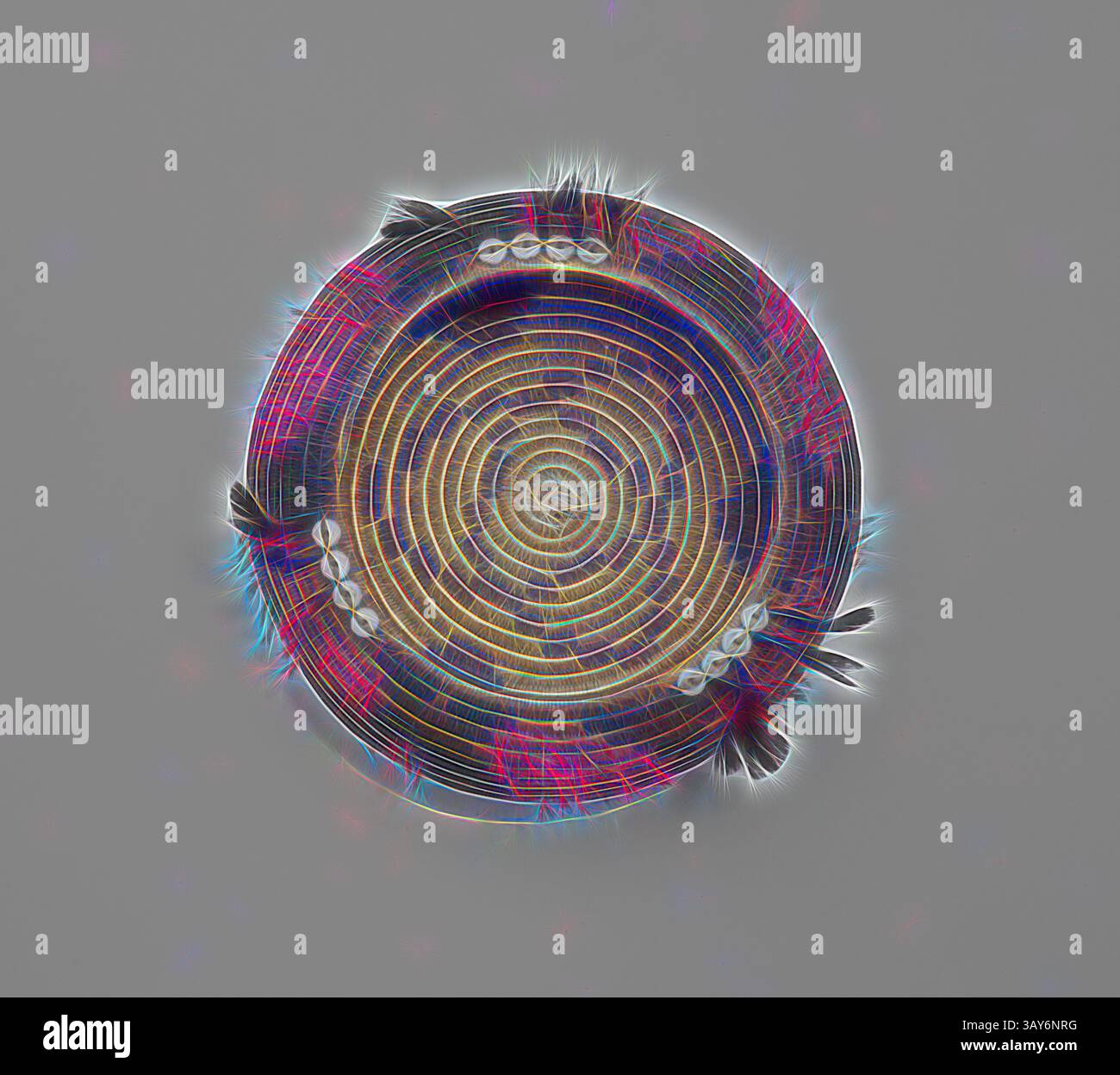 Ein kreisförmiges Design mit komplizierten Spiralmustern und lebhaften Farbtönen, umgeben von federleichten Texturen, die ein Gefühl von Tiefe und Bewegung schaffen. Federkorb, Pomo People, 1880-1920, Pflanzenfaser, Federn, Muschelperlen, 2-3/4 x 4 x 4-3/4 x 4 cm, Textil- und Modekunst, klassische Kunst mit einem modernen Twist, neu interpretiert von Artotop Stockfoto