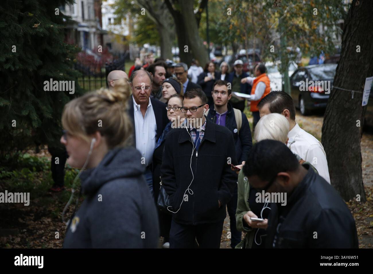 8. November 2016 - Chicago, IL, USA - Leute warten am frühen Dienstagmorgen, 8. November 2016, auf dem 17. Bezirk, 32. Bezirk im Block 2600 der N. Francisco Ave, im Logan Square Viertel von Chicago, Illinois. Der Wahlplatz wurde erst spät eröffnet und eine Linie zog sich um das Gebäude. (Bild: © Jose M. Osorio/TNS via ZUMA Wire) Stockfoto