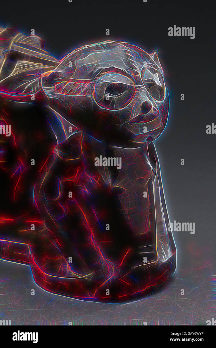 Eine stilisierte Figur, die einer kleinen Kreatur mit großen Augen und spitzen Ohren ähnelt, aufwändig mit lebhaften Linien und einer leuchtenden Aura vor dunklem Hintergrund verziert. Das skurrile Design weckt Charme und Fantasie. Kopfstütze mit menschlichen Figuren, Kuba-Menschen, 20. Jahrhundert, Holz, L: 10-5/8 Zoll, afrikanische Kunst, klassische Kunst mit einem modernen Touch, neu interpretiert von Artotop Stockfoto