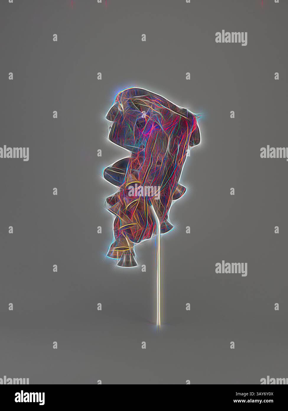 Eine stilisierte, abstrakte Form entsteht aus einem minimalen Hintergrund, die lebendige Linien und Konturen zeigt, die Bewegung und Tiefe suggerieren und ein faszinierendes Zusammenspiel von Formen und Farben schaffen., Gesichtsmaske, We People, 20. Jahrhundert, Holz, Pigment, Metall, Faser, Schalen, Tuch, 16-1/2 x 9 x 6-1/2 Zoll, afrikanische Kunst, Klassische Kunst mit einem modernen Touch, neu interpretiert von Artotop Stockfoto