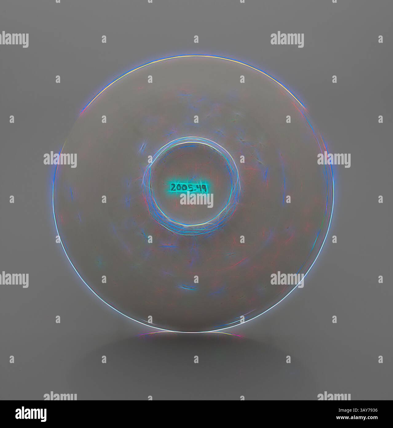 Ein kreisförmiges Objekt mit einer glatten Oberfläche und lebendigen, farbenfrohen Lichtreflexen, die von seiner Mitte ausgehen, begleitet von einer eindeutigen numerischen Markierung. Schüssel hoch mit schmalen Fuß, Northern Song Dynastie, Northern Song Dynastie, 960-1127, Steinzeug mit weißer Glasur, 2-3/8 x 5-1/8 cm, Asiatische Kunst, Klassische Kunst mit einem modernen Twist, neu interpretiert von Artotop Stockfoto