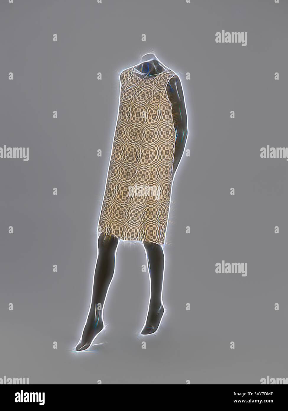 Ein stilvolles Kleid mit geometrischem Muster auf einer schlanken Schaufensterpuppe, das modernes Design und Eleganz zeigt., Papierkleid Paper-Caper OP Art Dress, Scott, Designer (American), 1966, Papier (Holzpulp, Rayon Mesh; patentiert als Dura Weave), Siebdruck, 38 x 25-1/2 Zoll, Label: Paper-Caper von Scott, Textile and Fashion Arts, Klassische Kunst mit einem modernen Twist, neu interpretiert von Artotop Stockfoto