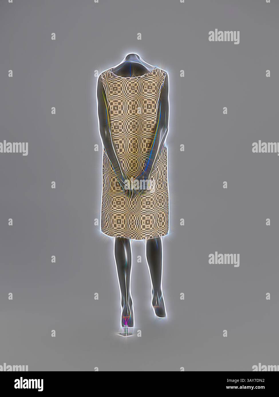 Eine Schaufensterpuppe zeigt ein gemustertes Kleid, das mit dem Rücken zum Betrachter steht und die Hände hinter dem Betrachter gefesselt sind. Die glatte Silhouette wird durch einen sanften Schimmer betont, der das komplizierte Design des Kleidungsstücks betont., Papierkleid Paper-Caper OP Art Dress, Scott, Designer (American), 1966, Papier (Holzmasse, Rayon Mesh; patentiert als Dura Weave), Siebdruck, 38 x 25-1/2 Zoll, Label: Paper-Caper von Scott, Textile and Fashion Arts, Klassische Kunst mit einem modernen Twist, neu interpretiert von Artotop Stockfoto