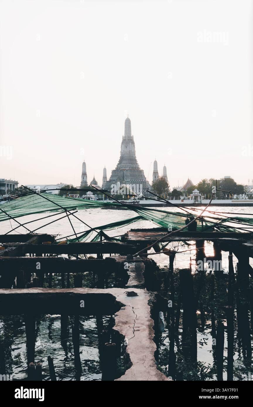Der verfallene Pier erstreckt sich in Richtung des majestätischen Wat Arun Stockfoto