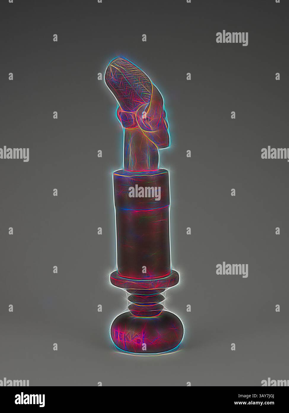 Eine stilisierte Skulptur mit einer Figur mit einer unverwechselbaren Kopfform, die auf einem zylindrischen Sockel steht, mit komplizierten Details und einem glatten Finish. Das Design betont anmutige Linien und weiche Kurven, was ein Gefühl von Eleganz und Kunstfertigkeit schafft., Deckelbehälter mit menschlichem Kopf, Songo (kongolesisch, Ende des 19. Jahrhunderts bis Anfang des 20. Jahrhunderts), 1900-1910, Holz, Rinde, Pigment, A-C) 20-5/8 x 5 x 5 Zoll (Installiert) A) Kopf-Deckel: 10-1/4 x 4-1/2 x 4-1/2 Zoll B) Behälter: 6-1/2 x 3-3/4 x 3-3/4 Zoll C) Sockel: 6-1/2 x 5 x 5 Zoll, C) beschriftet, Pyro-Gravur auf der vertikalen Seite der Basis: Song DekVoi [Have Stockfoto