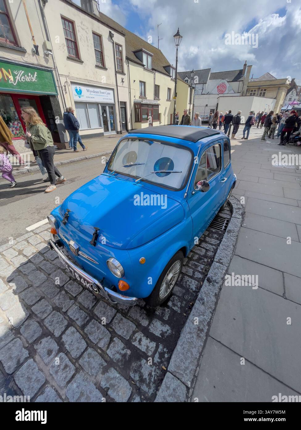 Ein blauer Fiat Cinquecento-Wagen mit einem Suhschatten mit Augen, Coleford Festival of Transport. - Smartphone-aufgenommenes Stockfoto