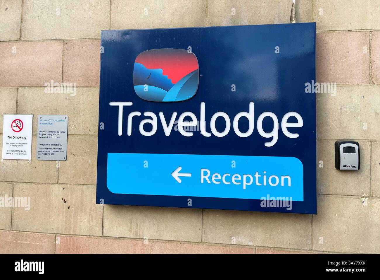 Schild Travelodge vor dem Cardiff Central Travelodge auf der St Mary Street. Cardiff, Wales, Vereinigtes Königreich. April 2025. Stockfoto