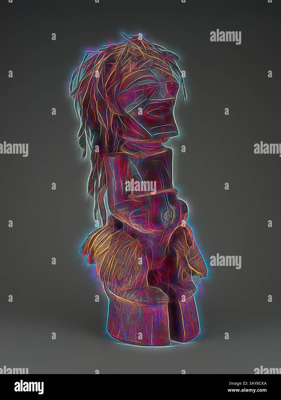 Eine stilisierte Figur mit komplizierten Details und strukturierten Haaren steht kühn und mit Elementen verziert, die auf eine kulturelle Bedeutung hinweisen. Die lebhaften Umrisse betonen ihre markante Form und künstlerische Details, die Neugier einladen. Holz, Tuch, Federn, Fell, Reptilienhaut, Metalle, Pigment, H: 33 Zoll, afrikanische Kunst, Klassische Kunst mit einem modernen Twist, neu interpretiert von Artotop Stockfoto