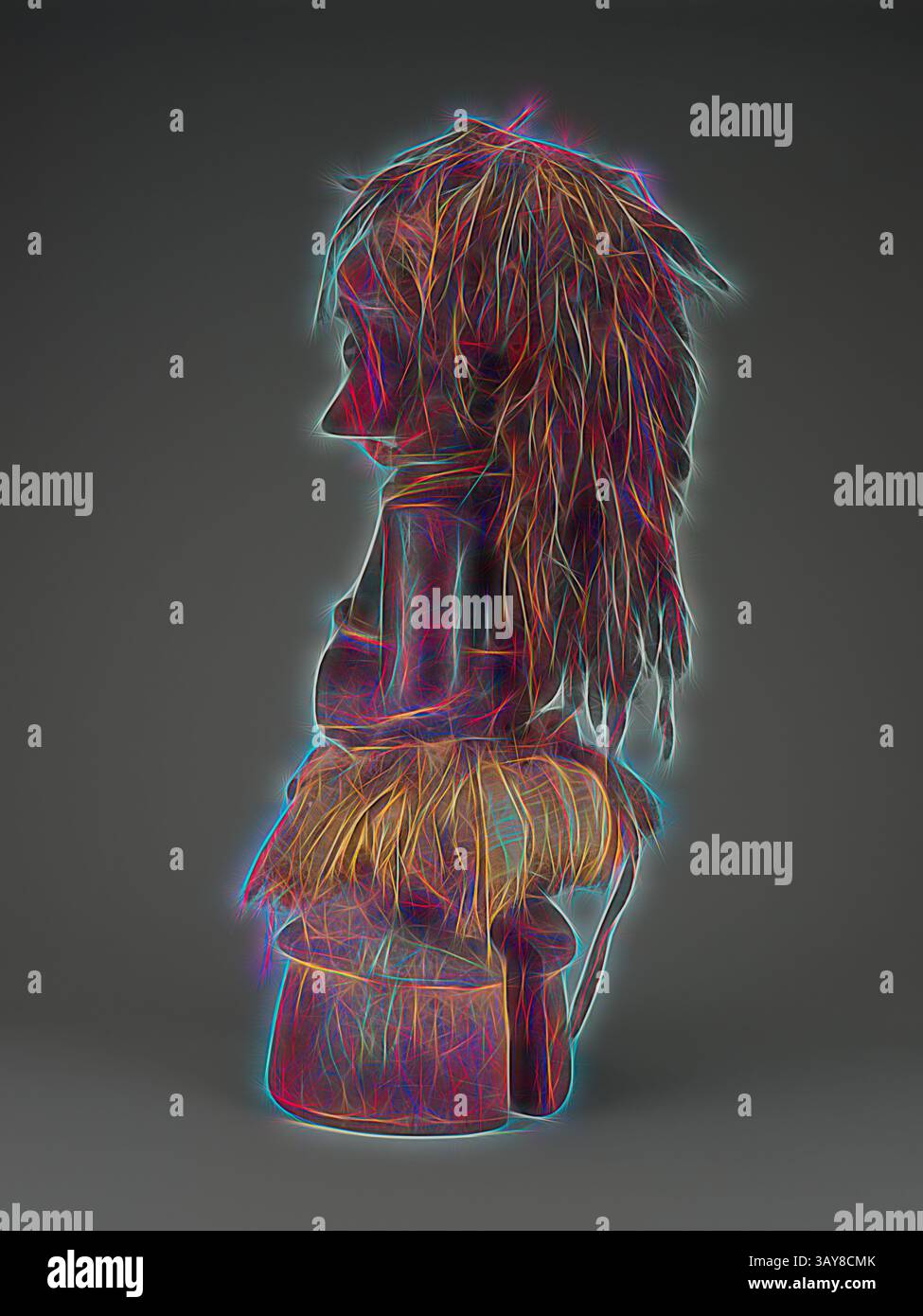 Eine stilisierte Figur mit komplizierten Details und langen, bunten Haarsträhnen, die mit dekorativen Elementen an der Basis verziert sind, die ihr ein außerirdisches Aussehen verleihen. Die lebendigen Linien bilden einen auffälligen Kontrast vor einem neutralen Hintergrund, der seine einzigartige Handwerkskunst unterstreicht., Community Power Figur, Songye People, Anfang des 20. Jahrhunderts, Holz, Tuch, Federn, Fell, Reptilienhaut, Metalle, Pigment, H: 33 cm, afrikanische Kunst, Klassische Kunst mit modernem Touch, neu interpretiert von Artotop Stockfoto