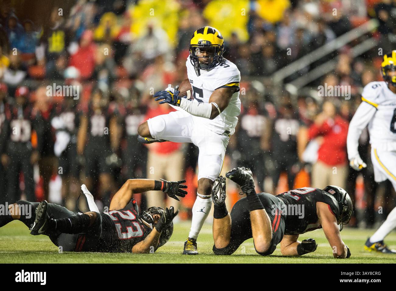 Oktober 2016 - Piscataway, New Jersey, USA S - Michigan Wolverines Linebacker JABRILL PEPPERS (5) springt über Rutgers Scarlet Knights Wide Receiver AHMED BAH (23) während eines Punt Returns im High Point Solutions Stadium in Piscataway, NJ (Credit Image: © Mark Smith via ZUMA Wire) Stockfoto