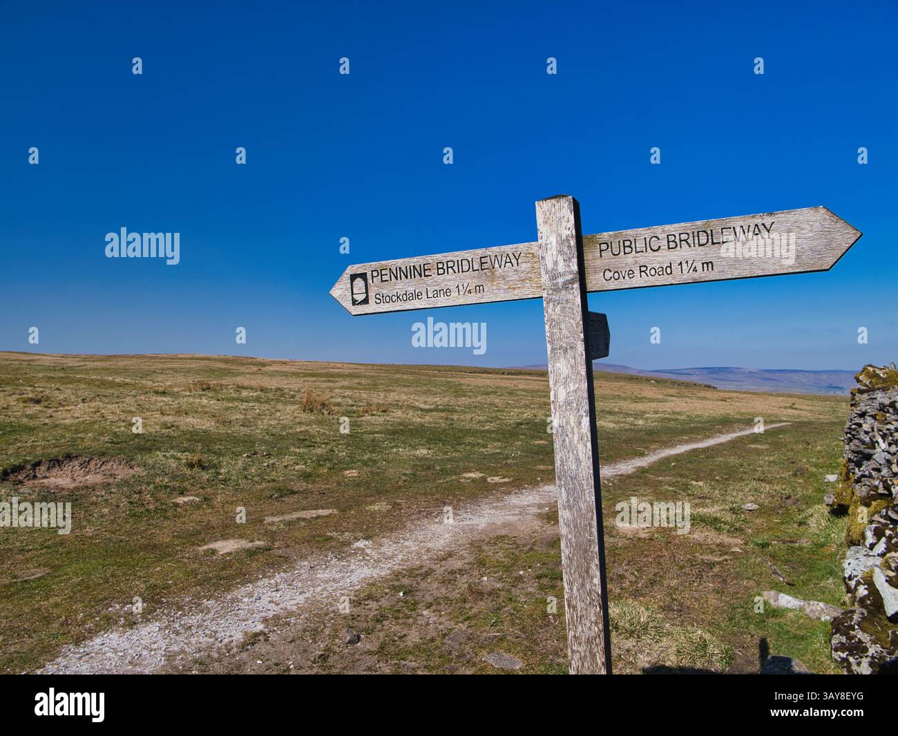 Ein Wegweiser zum Pennine Bridleway in der Nähe von Settle in den Yorkshire Dales, Großbritannien, markiert Wander- und Radwege durch die malerische Landschaft Stockfoto
