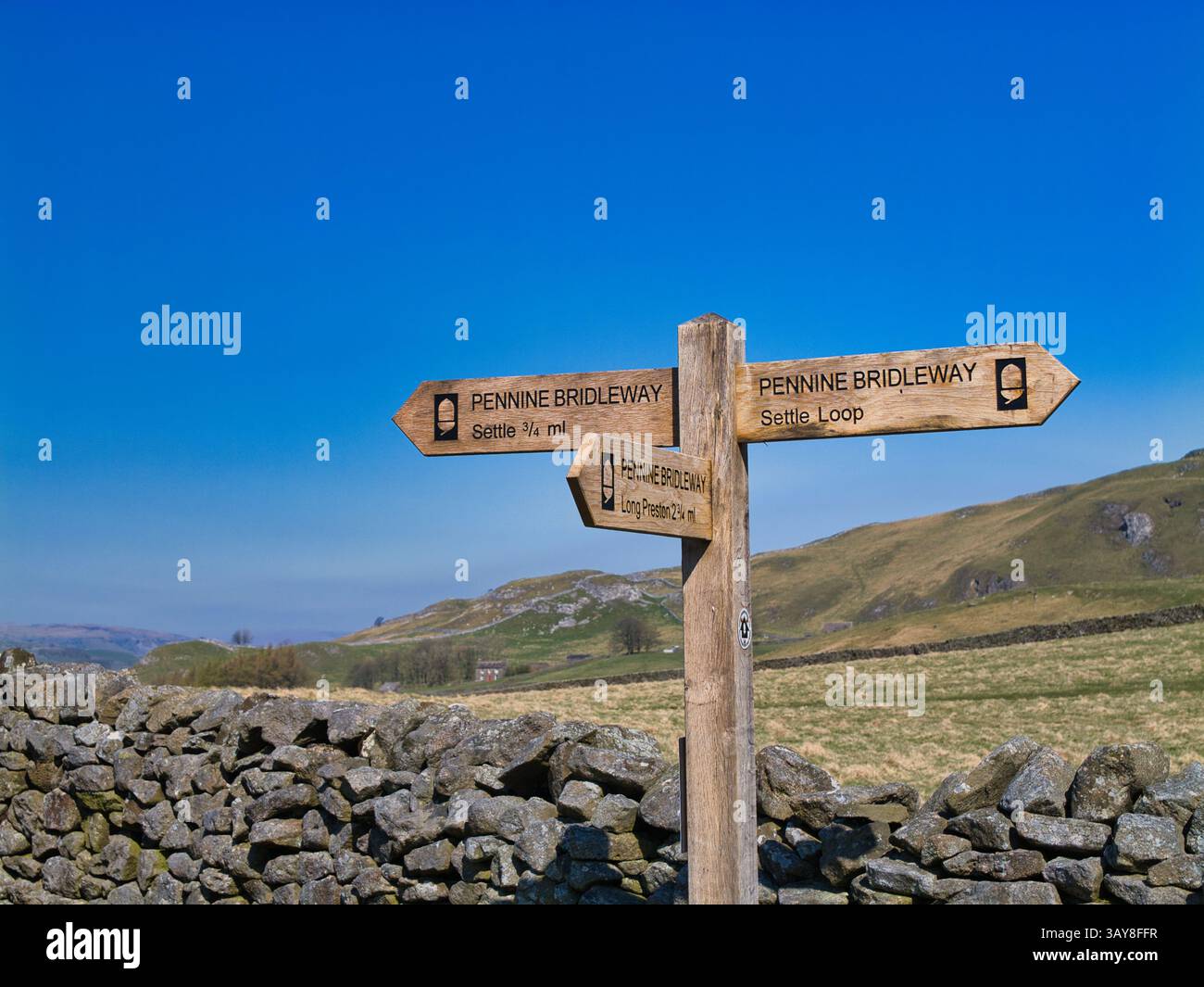Ein Wegweiser zum Pennine Bridleway in der Nähe von Settle in den Yorkshire Dales, Großbritannien, markiert Wander- und Radwege durch die malerische Landschaft Stockfoto