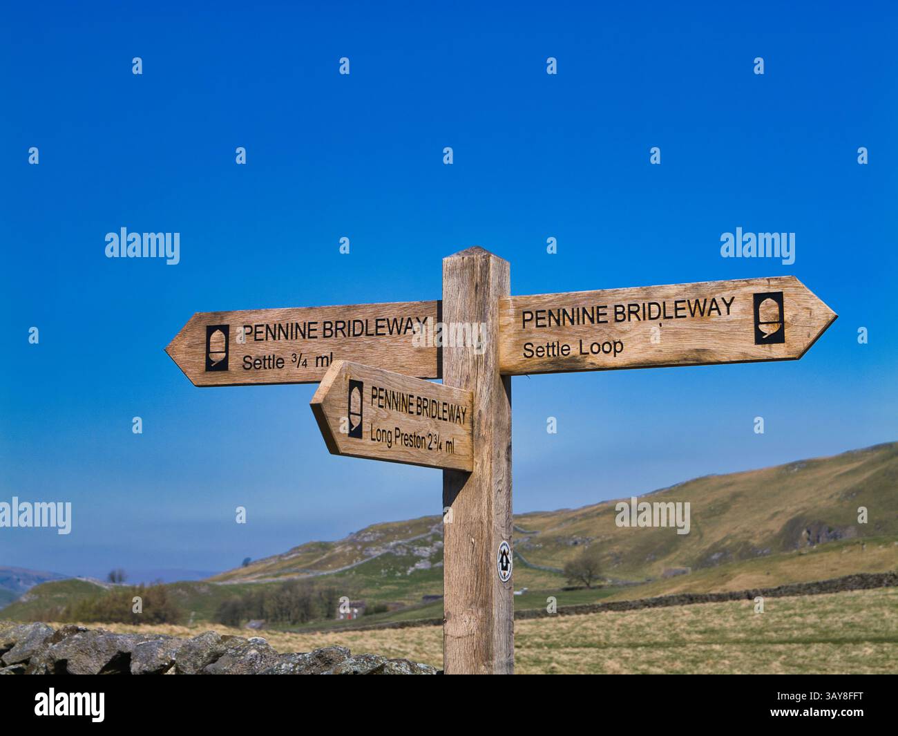 Ein Wegweiser zum Pennine Bridleway in der Nähe von Settle in den Yorkshire Dales, Großbritannien, markiert Wander- und Radwege durch die malerische Landschaft Stockfoto