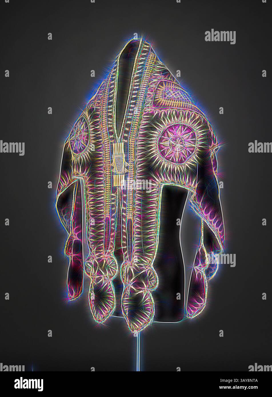 Ein wunderschönes, kompliziertes Kleidungsstück mit aufwändigen Stickerei- und dekorativen Elementen, elegant auf einem Ausstellungsstand mit einzigartigen Mustern und Strukturdetails. Zeremonielle Tunika, Amharisch, Anfang der 1900er Jahre, Seidensamt, Metallverzierungen, 37 x 63 cm, Textil- und Modekunst, Klassische Kunst mit modernem Touch, neu interpretiert von Artotop Stockfoto
