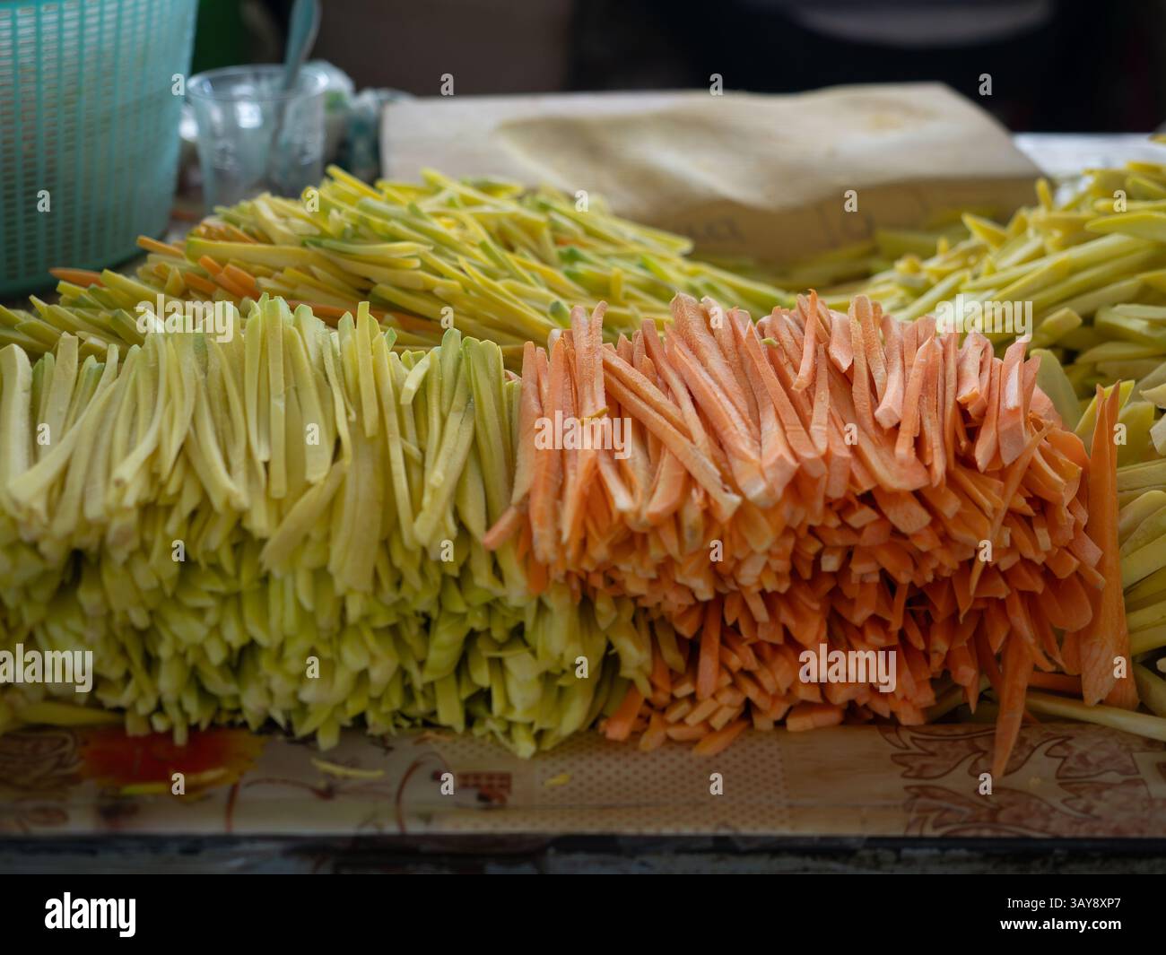 Nahaufnahme einer juliennalen Karotten und Sommerkürbis zum Verkauf auf einem großen Bauernmarkt in Taschkent, Usbekistan. Stockfoto