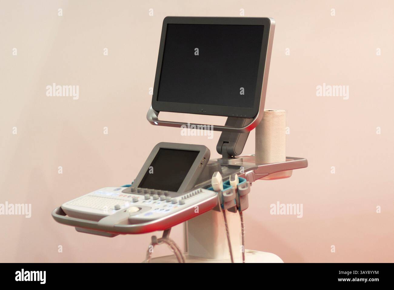 Moderner medizinischer Ultraschallscanner in der Ausstellungshalle. Medizin Stockfoto