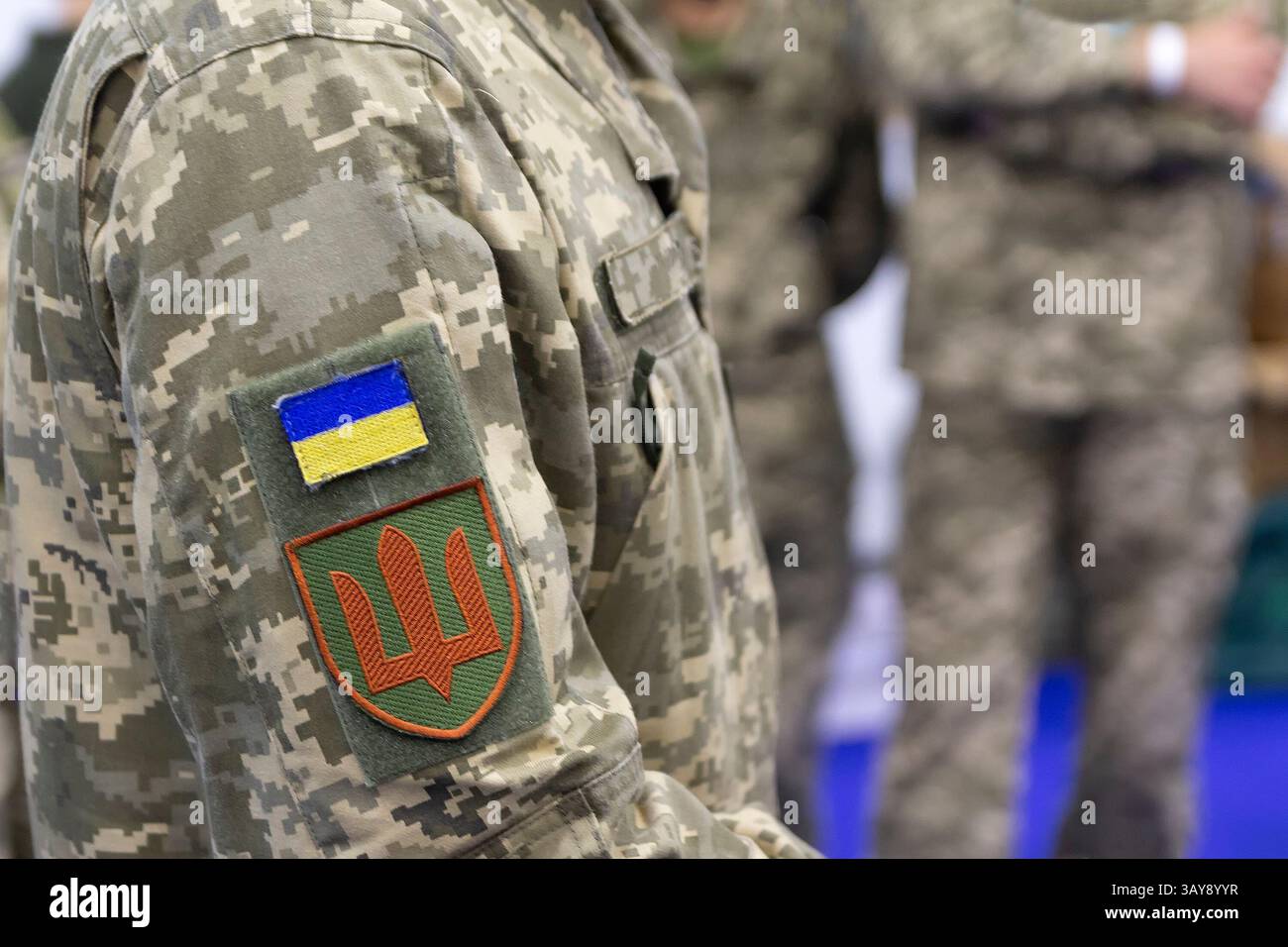 Ukrainische Flagge und Wappen auf dem Chevron eines ukrainischen Soldaten Stockfoto