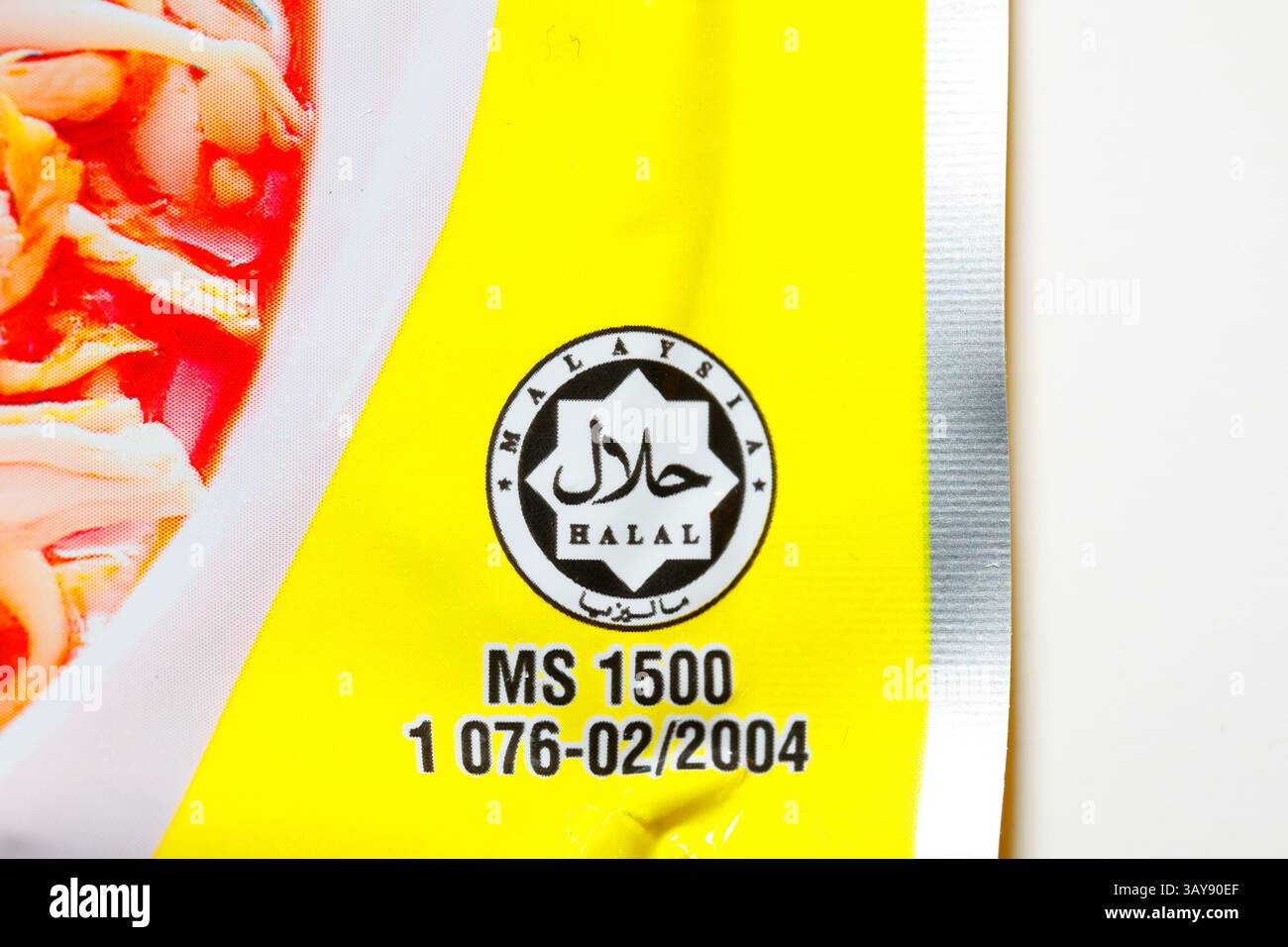 Ein Malaysia Halal-Logo auf einer Lebensmittelverpackung mit Identifikationsnummern. Stockfoto