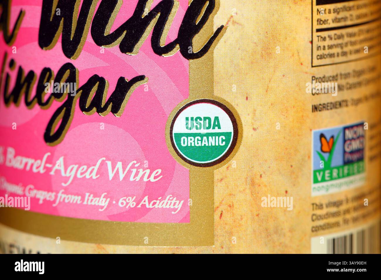 Ein USDA Organic Logo auf einer Lebensmittelflasche. Die Zertifizierung informiert die Verbraucher darüber, dass der Artikel gemäß den Standards für Bio ... angebaut und verarbeitet wurde Stockfoto