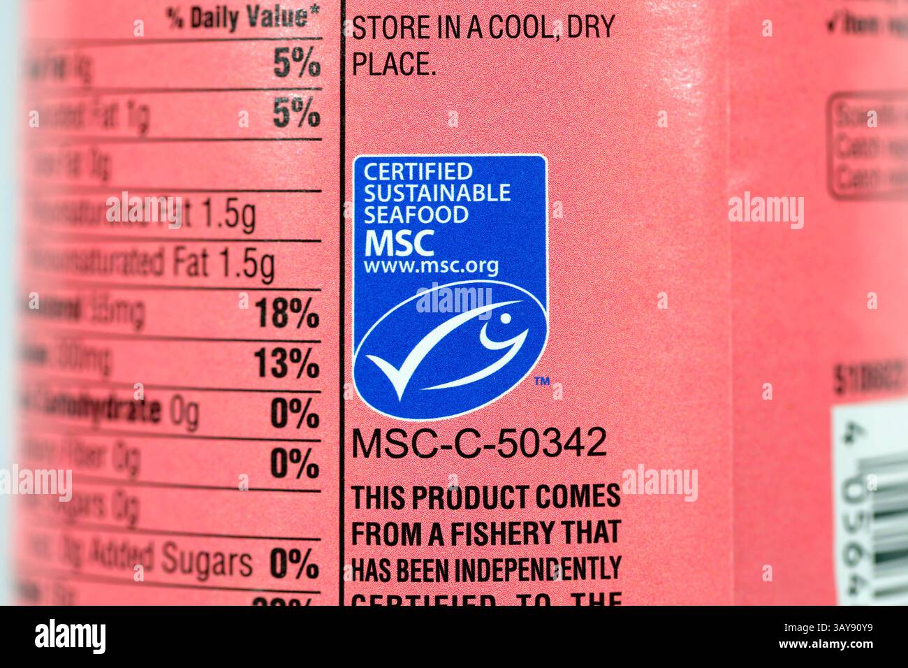 Ein MSC-Logo für „Certified Sustainable Seafood“ auf einer Lebensmitteldose. Ein freiwilliges Zertifizierungsprogramm des Marine Stewardship Council. Stockfoto