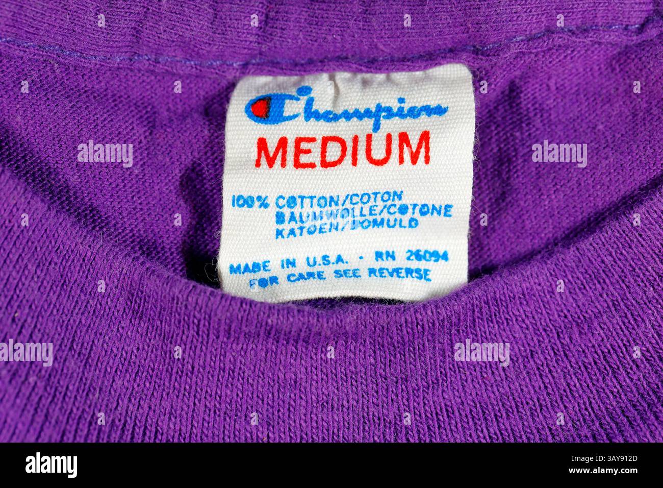 Ein violettes T-Shirt mit einem „Made in the USA“-Bekleidungsanhänger. Stockfoto