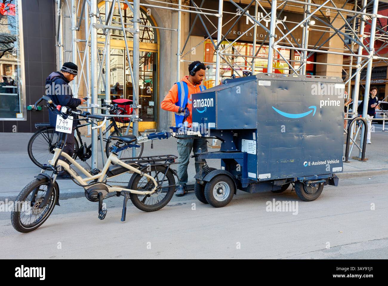 Ein K Ryole Utility Electric Anhänger mit der Marke Amazon, der an einem E-Mail befestigt ist. Der Lastenanhänger wird von Elektromotoren angetrieben und bietet eine nachhaltige letzte Meile Stockfoto