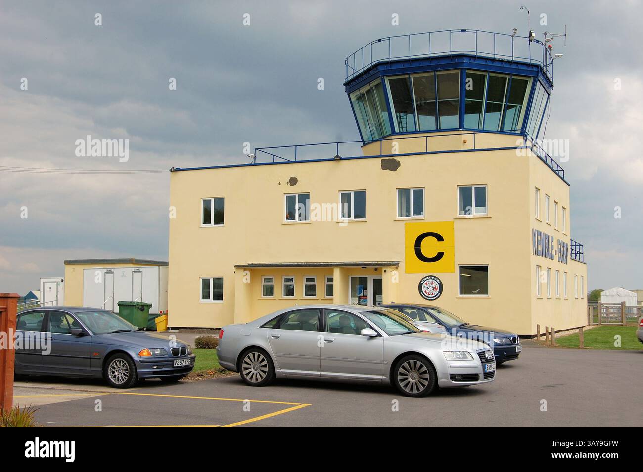 Kontrollturm und Flughafenbüros am Cotswold Airport, Gloucestershire, Großbritannien Stockfoto
