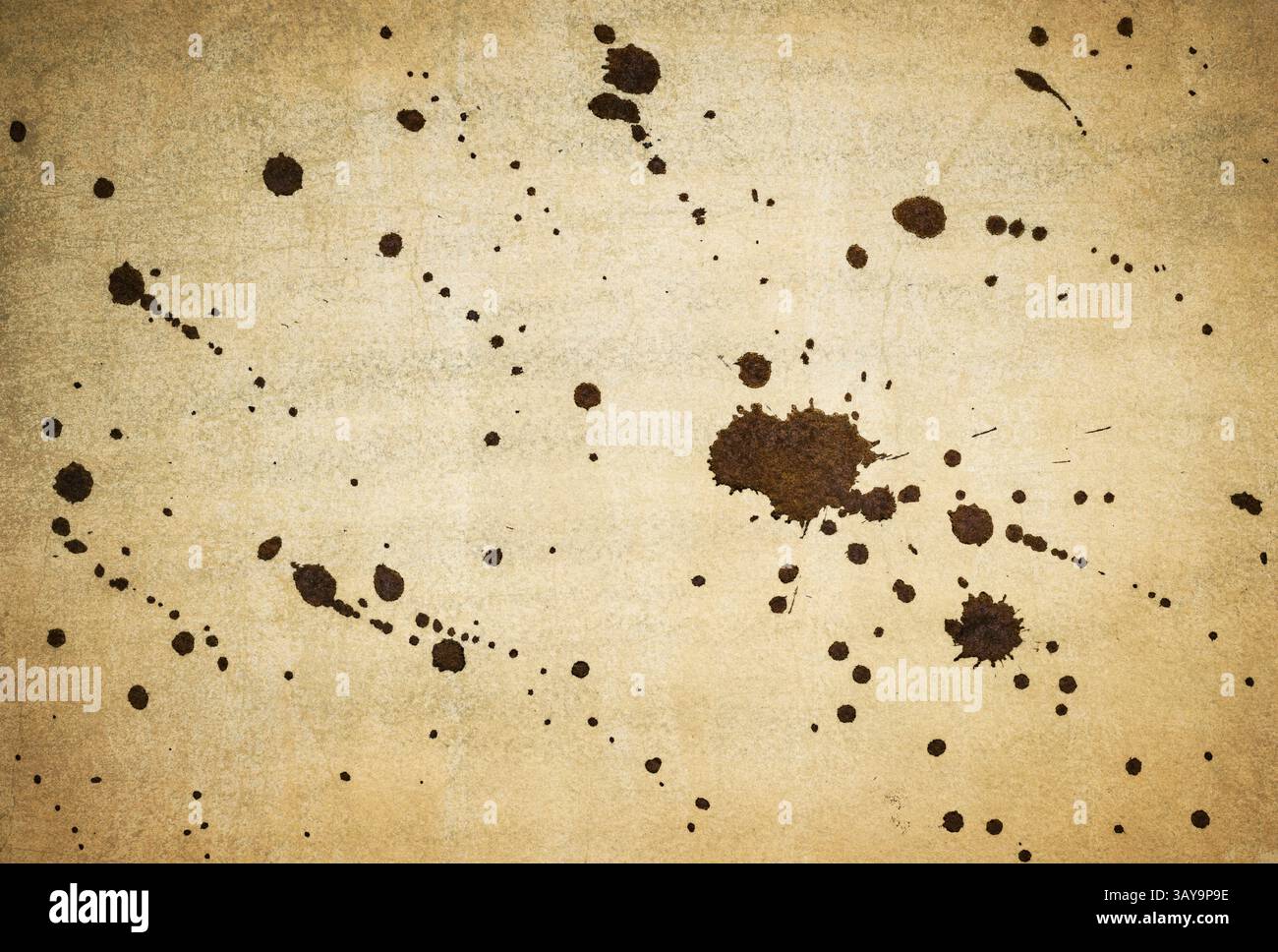 Tintenspritzer über Vintage-Papier, schwarzer Hintergrund mit Wasserfarben. Stockfoto