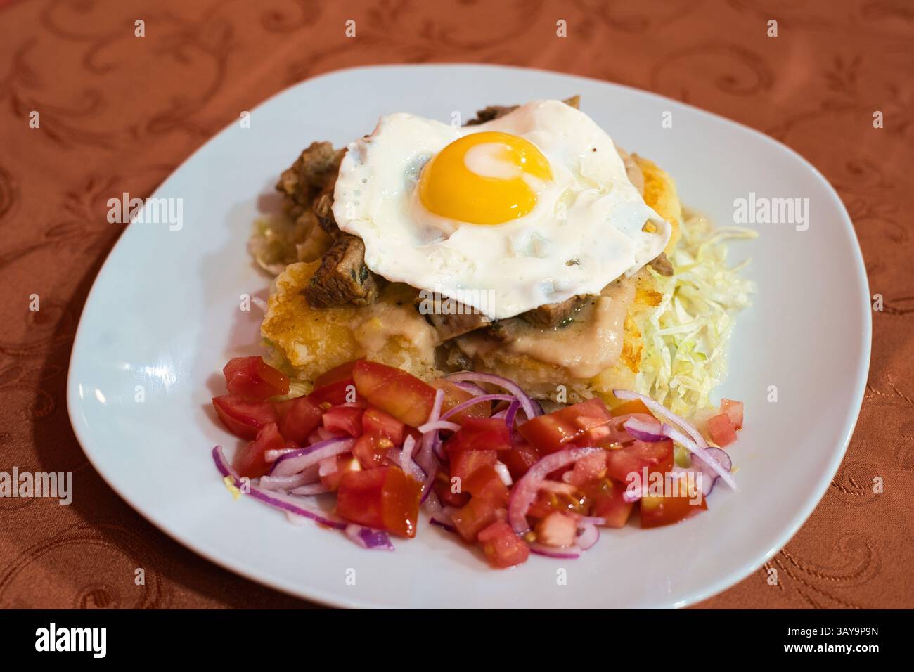 Dieses herzhafte Frühstücksgericht kombiniert Eier, frisches Gemüse und Beläge und spricht alle Feinschmecker an Stockfoto