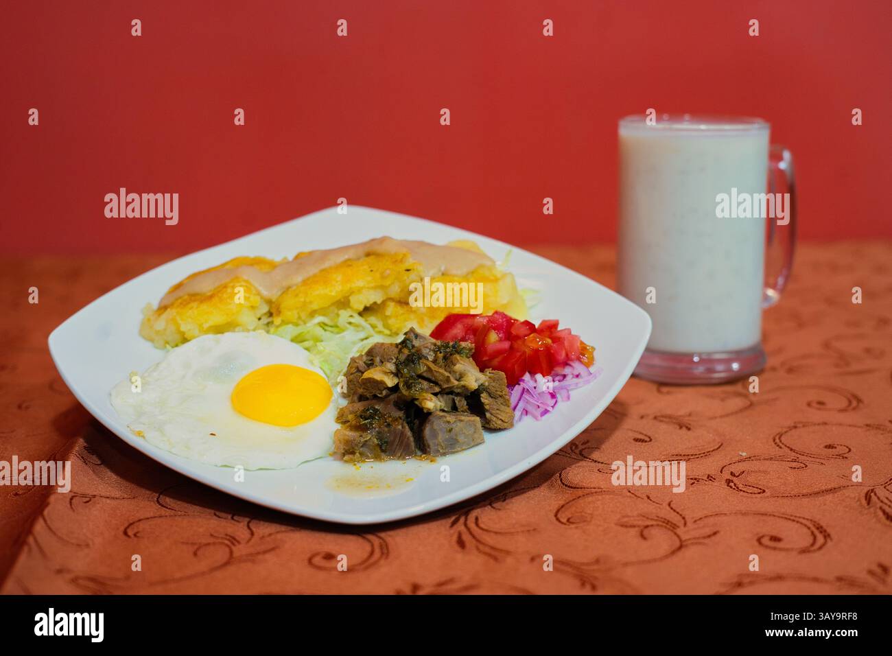 Ein lebhaftes, farbenfrohes Frühstück mit köstlichen Eierspeisen, frischem Gemüse und einem erfrischenden Getränk Stockfoto