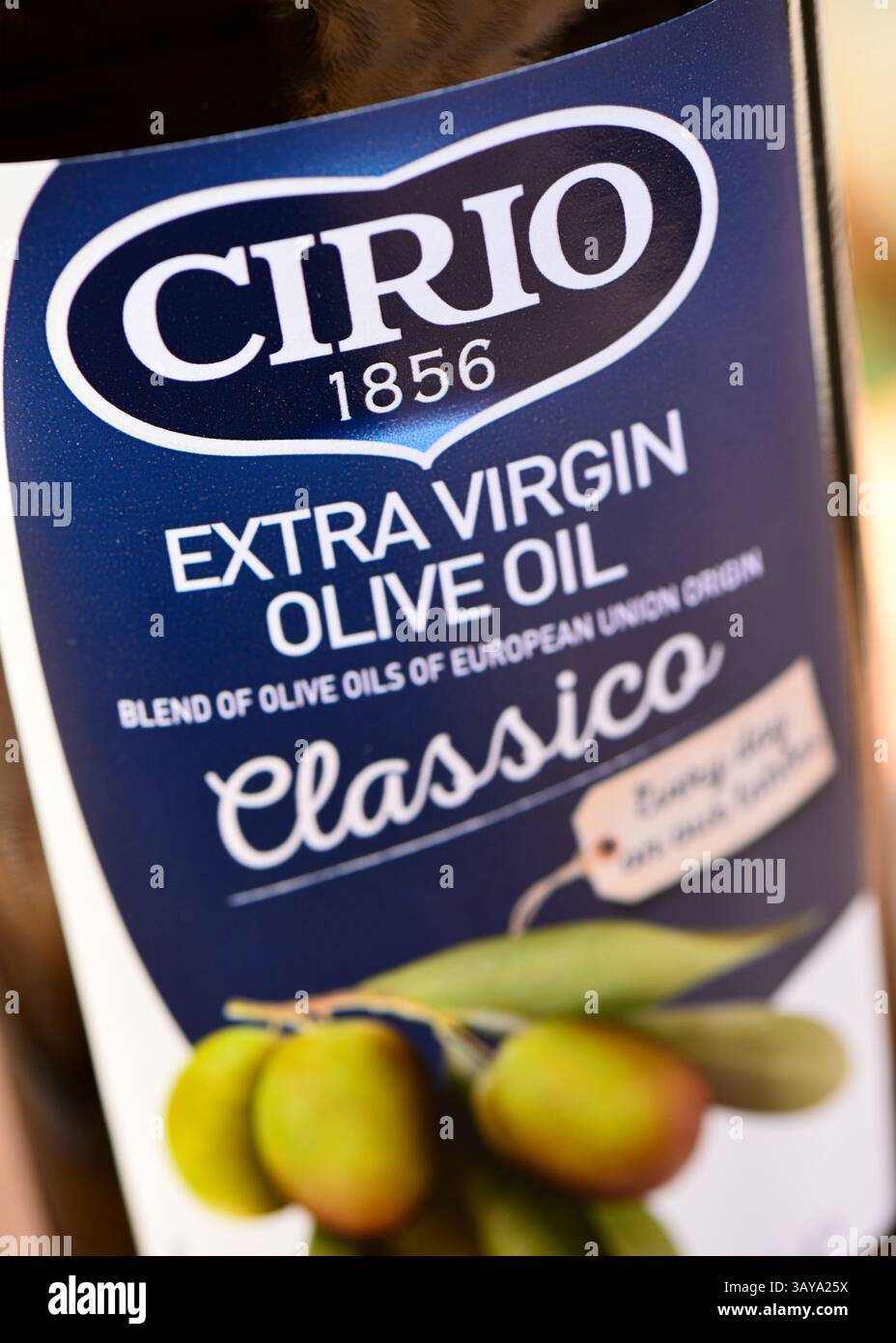 Cirio Extra Virgin Olivenöl Flasche klassisches Etikett, italienisches Premium-Produkt, hergestellt in Italien Olivenöl Stockfoto