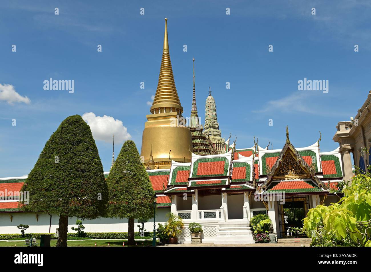 Der Wat Phra Sri Rattana Satsadaram, auch bekannt als Wat Phra Kaew, ist der beliebteste Tempel für Touristen, die sie besuchen und huldigen können. Stockfoto