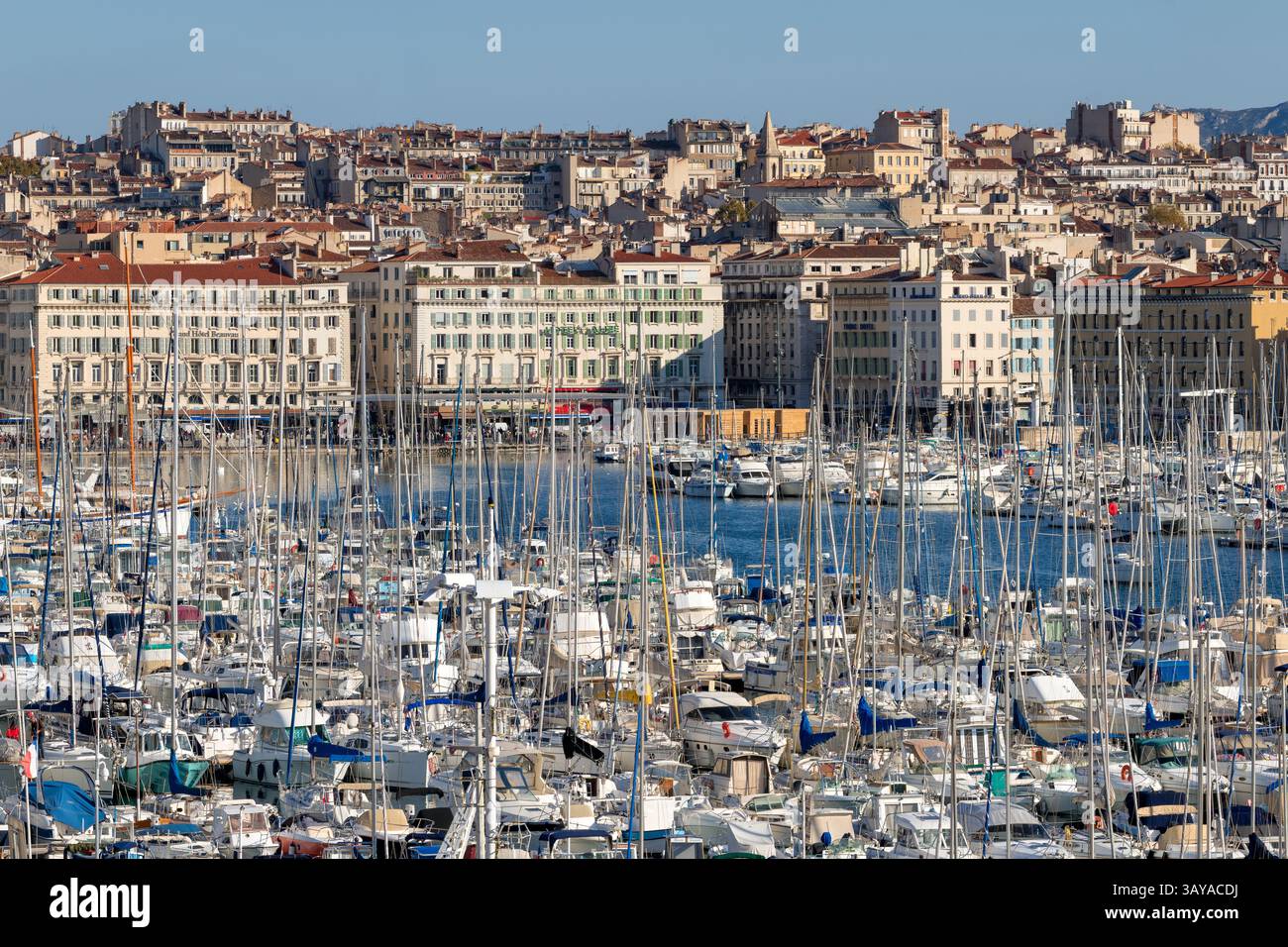 Der alte Hafen von Marseille. Mittelmeer-Hafen und Boote in der Region Provence-Alpes-Cote d'Azur. Bouches-du-Rhone, Frankreich Stockfoto