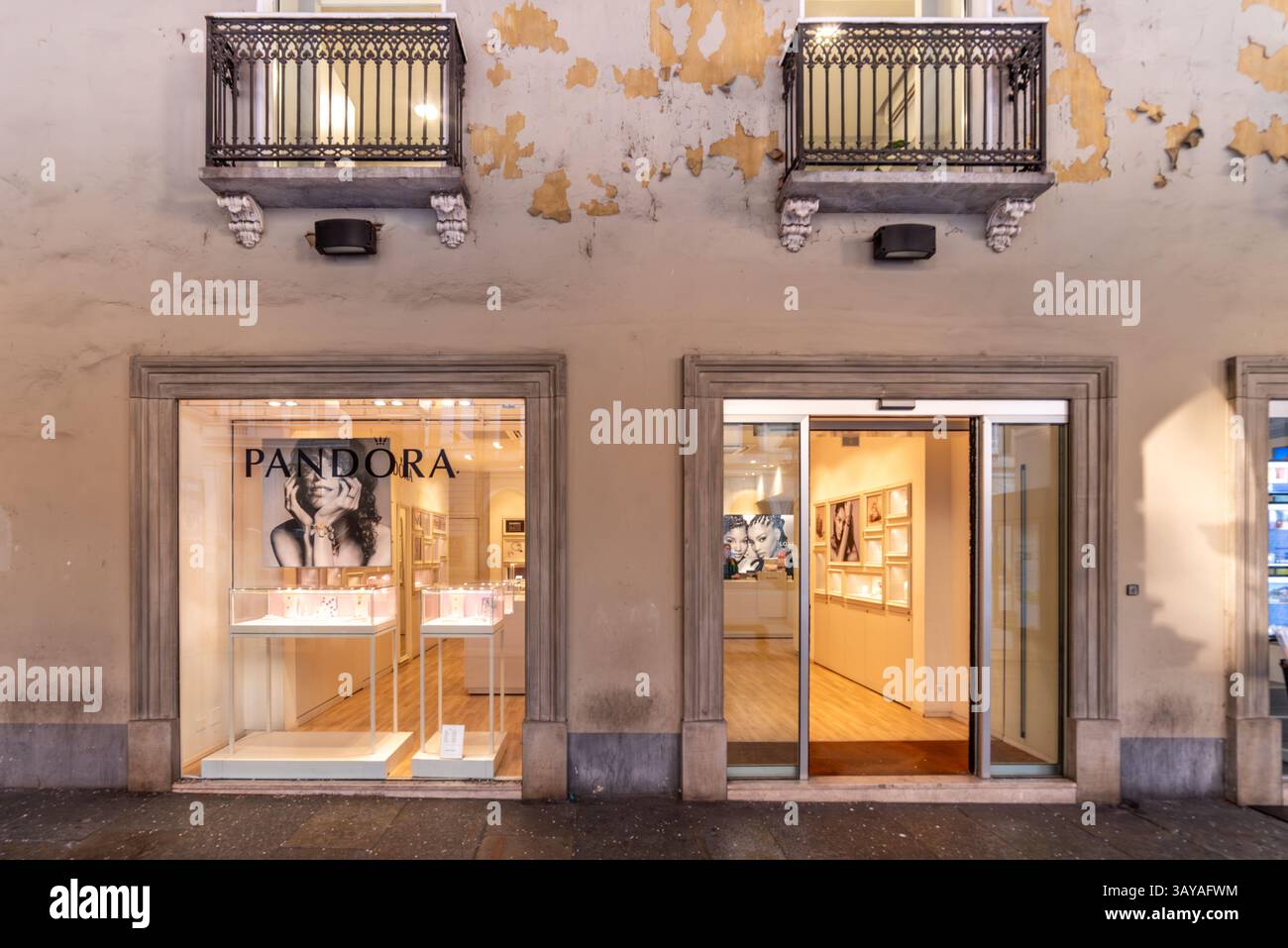 Cuneo, Italien - 03. März 2025: Pandora Juweliergeschäft in Nizza unter den Arkaden Stockfoto
