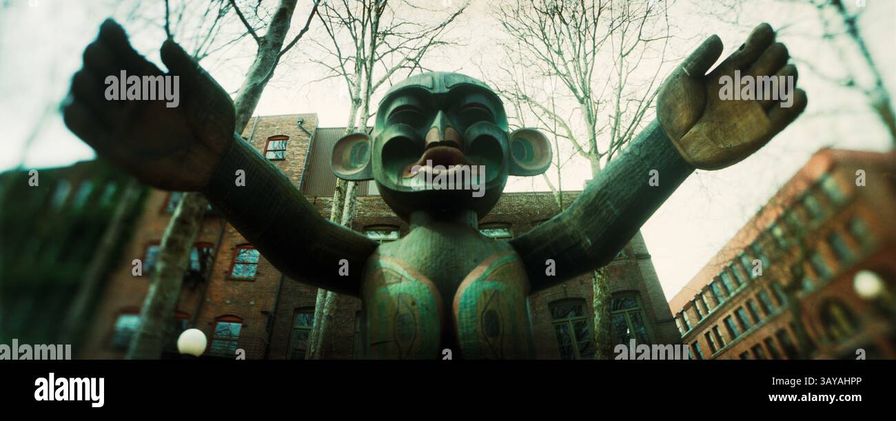 Panoramablick auf den Totempfahl der Ureinwohner Amerikas in einer Stadt, Pioneer Square, Seattle, Washington State, USA Stockfoto
