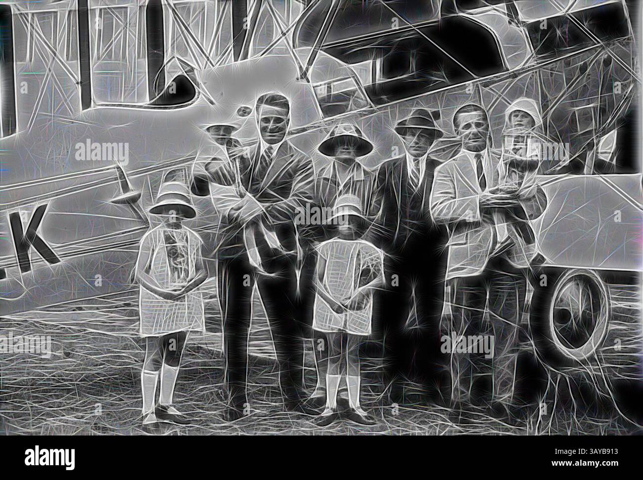 Eine Gruppe von Einzelpersonen, darunter Kinder und Erwachsene, steht stolz vor einem Vintage-Flugzeug. Sie tragen stilvolle Kleidung, die typisch für eine vergangene Zeit ist, mit Hüten und formeller Kleidung. Die Szene fängt ein Gefühl von Kameradschaft und Feier ein., negativ - Essendon, Victoria, 1928, Eine Familie vor einem Flugzeug, bevor sie einen Freudenflug macht. Der Fahrgastraum ist geschlossen, während der Pilot ein offenes Cockpit hat. Klassische Kunst mit einem modernen Twist, neu interpretiert von Artotop Stockfoto