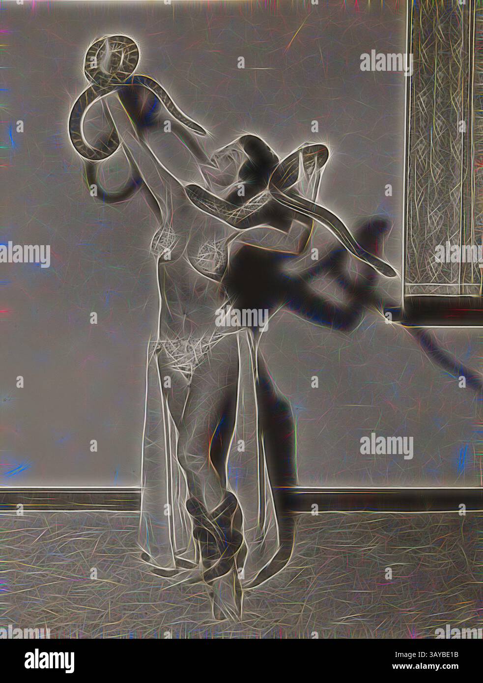 Eine Figur posiert anmutig mit einer Schlange um ihre Arme und schafft ein markantes Zusammenspiel von Bewegung und Schatten vor einem einfachen Hintergrund. Die Komposition betont die Fluidität der Form und den Kontrast zwischen der menschlichen Figur und der Schlange., Foto - Bernice Kopple, stehend mit Python, Australien. 1950er Jahre, Werbefoto von Bernice Kopple in Quasten, Bikinihose und Haremsrock, der mit gestreckten Armen steht und zwei Pythons hält, mit einer weiteren Python um ihr linkes Bein gewickelt. In den 1950er und 1960er Jahren arbeitete Bernice Kopple als Darsteller auf dem Tivoli Circuit Stockfoto