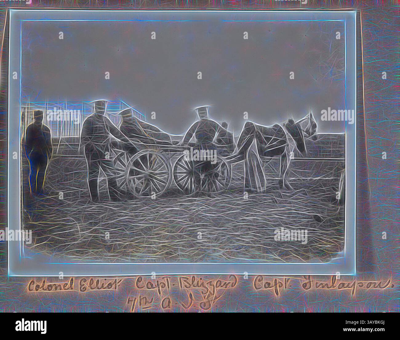 Eine Gruppe von Militärs steht neben einer Pferdekutsche und bereitet sich wahrscheinlich auf einen formellen Anlass vor. Die Szene fängt die Kameradschaft der Individuen ein, während sie sich vor dem Hintergrund eines Gebäudes und eines offenen Geländes unterhalten., Foto: "Colonel Elliott, Captain Blizzard, Captain Finlayson, 7. A.I.F.", Ägypten, Captain Edward Albert McKenna Album, World war I, 1914–1915, eines von 139 Fotografien aus einem Album aus dem Ersten Weltkrieg, das wahrscheinlich von Captain Edward Albert McKenna aufgenommen wurde. Die Fotos umfassen die Ausbildung des 7. Bataillons im Mena Camp, Ägypten, und Sehenswürdigkeiten. Bild Stockfoto