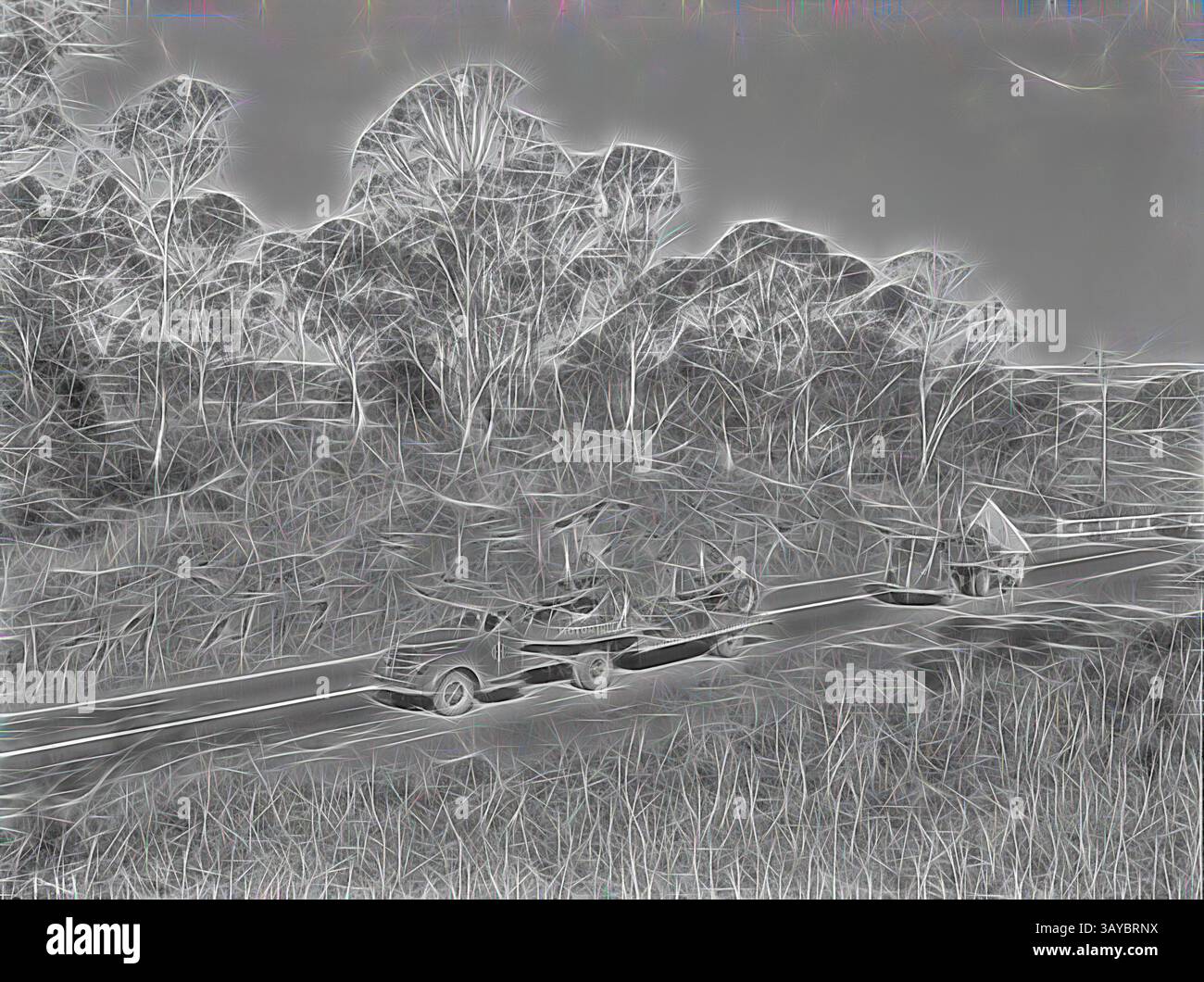 Ein Oldtimer fährt auf einer gewundenen Straße, die von hohen Bäumen flankiert wird, mit einem Anhänger im Schlepptau. Die Szene fängt ein Gefühl von Nostalgie und Abenteuer ein und erinnert an die Einfachheit vergangener Zeiten., negative - International Harvester, Farmall A Promotion Train Between Colac & Hamilton, 1940, Teil einer großen Sammlung von Glasplatten- und Filmnegativen, Transparentfolien, Fotoalben, Produktkatalogen, Videos, Filmfilme, Firmenzeitschriften, Anzeigen und Zeitungsausschnitte im Zusammenhang mit den Aktivitäten der International Harvester Company und ihrer Tochtergesellschaften in Australien. Die Internationale Stockfoto