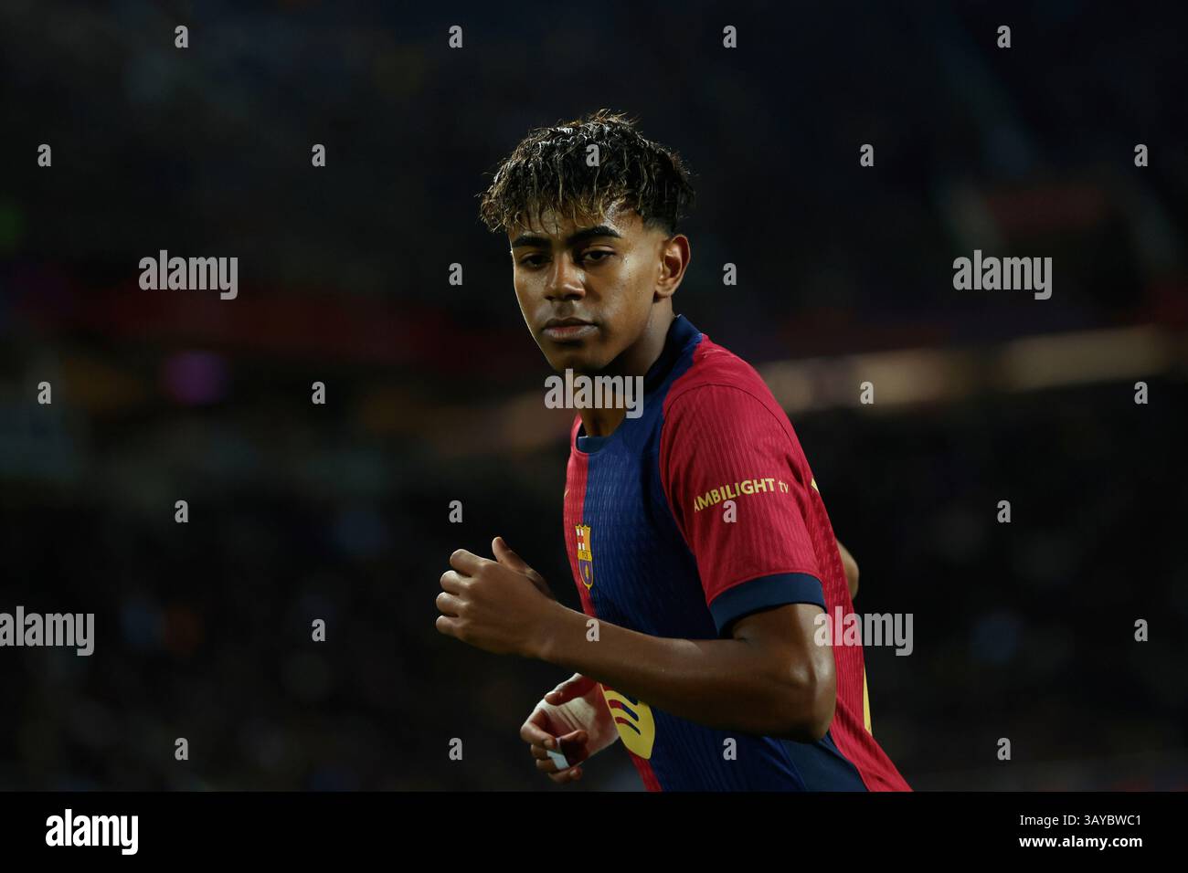 Barcelona's Lamine Yamal runs during a Spanish La Liga soccer match between Barcelona and Mallorca at the Lluis Companys Olympic stadium in Barcelona, Spain, Tuesday, April 22, 2025. (AP Photo/Joan Monfort) Stockfoto