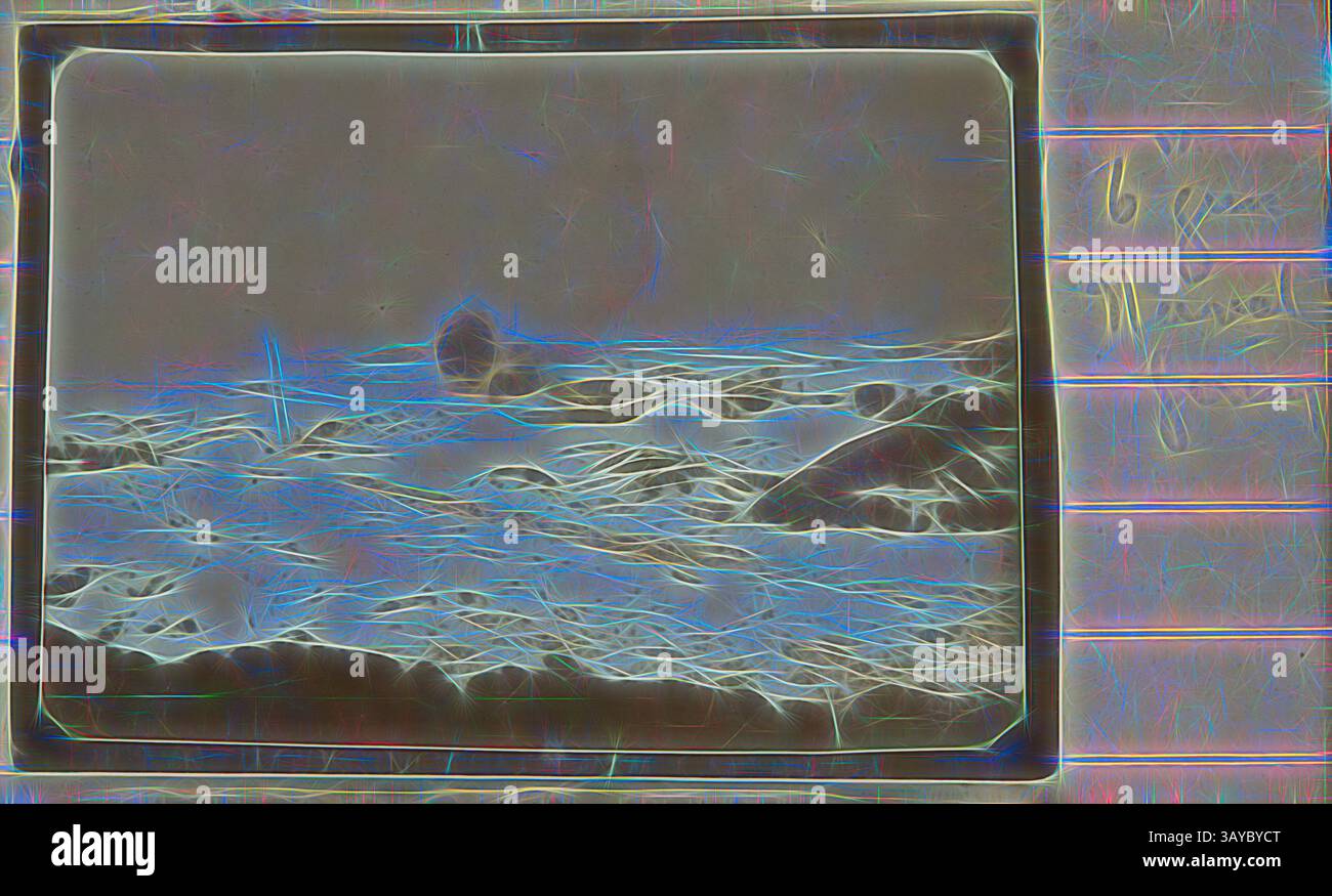 Eine turbulente Meereslandschaft mit Wellen, die gegen zerklüftete Felsen krachen, umhüllt von einem ätherischen Leuchten, das die Bewegung und Energie des Wassers verstärkt. Die Szene vermittelt ein Gefühl von Mysterium und Drama, lädt zum Nachdenken über die Macht der Natur ein. Foto - Waffenfeuer, Steinbruchseite, Frankreich, Sergeant John Lord, 1. Weltkrieg, 1917, eine von 185 Schwarzweiß-Fotografien eines Albums, aufgenommen in Frankreich während des Ersten Weltkriegs von Sergeant John Lord. Einige Seiten sind leer. Fotos im Album zeigen Armeelager, Krankenhäuser, Gräben, frühe Panzer, Landschaften, Friedhöfe und Gräber und Gruppen von geposteten Australiern Stockfoto