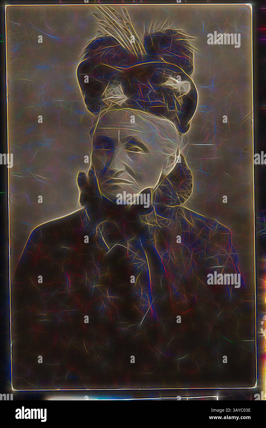 Eine ältere Frau mit einem ausgefeilten Federhut und einem hohen Kragen blickt nachdenklich in die Ferne und strahlt ein Gefühl von Weisheit und Belastbarkeit aus., Digital Image – Honor Lawrey (geb. Cornish), The Uplands, Kinglake, um 1910, digitale Kopie des Originalfotos von Honor Lawrey (geb. Cornish), Kinglake, um 1910. Dies ist Teil einer Sammlung von Familienfotos, die sich auf das Landgut „The Uplands“ beziehen. Die Familie Lawrey war frühe Siedler im Gebiet von Kinglake und lebte von den späten 1890er bis 1950 auf dem Landgut der Uplands. Der Schornstein aus „The Uplands“ ist Teil des viktorianischen Stockfoto