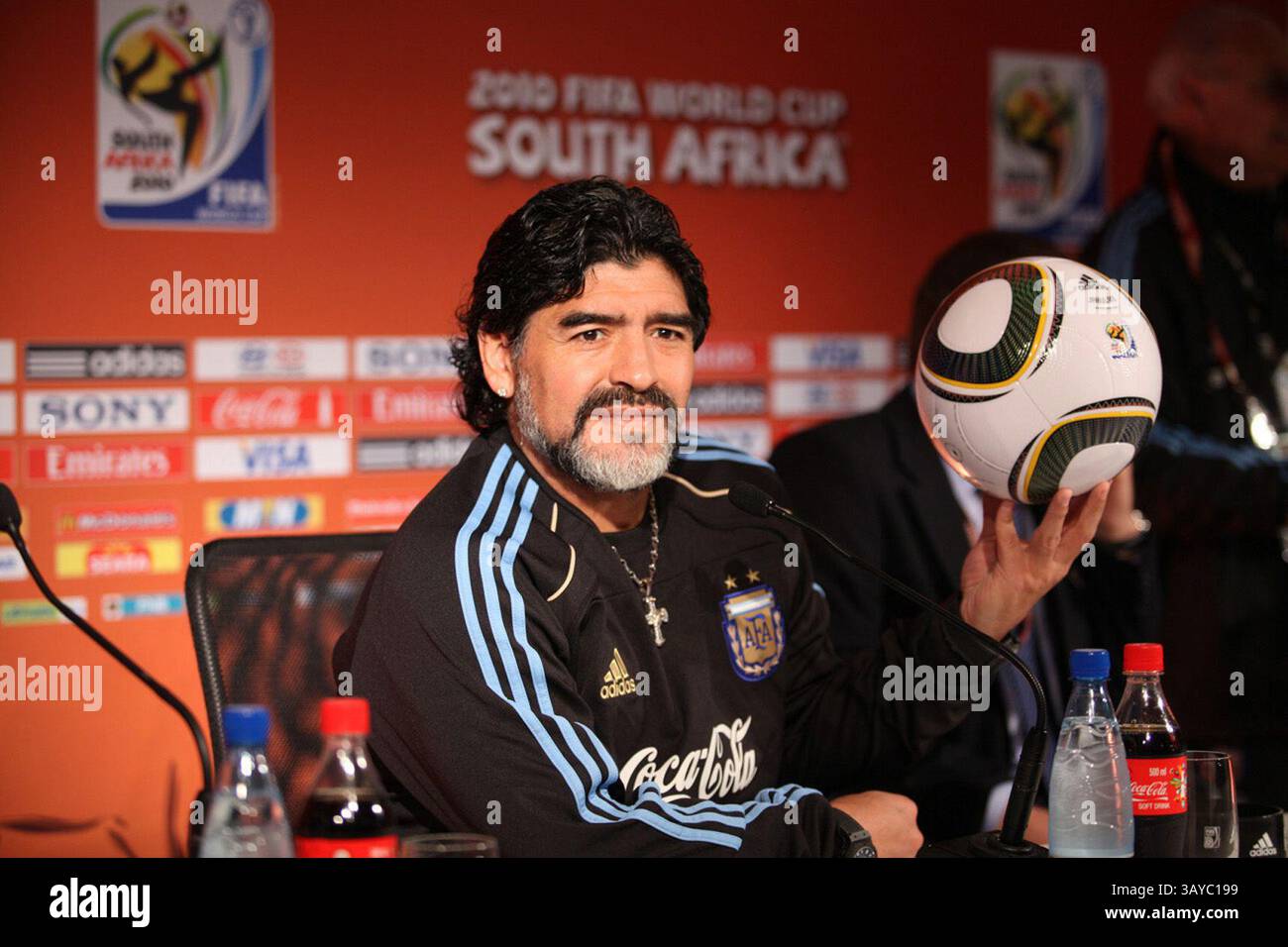 11. Juni 2010: Pretoria, Südafrika - Cheftrainer der argentinischen Fußballnationalmannschaft DIEGO ARMANDO MARADONA während einer Pressekonferenz im Konferenzsaal des Loftus Versfeld Stadions in Pretoria. Diego Maradona, Torschütze des berüchtigten Hand-of-God-Tores im Finale von 1986, sprach sich am Eröffnungstag der Weltmeisterschaft am Freitag für ein faires Spiel aus. Conferencia de prensa del DT. De la seleccion argentinien Diego Armando Maradona en la Sala de conferencia del Loftus Versfeld Stadium en Pretoria. FOTO: FABIAN MARELLI ENVIADO SPECIAL (Bild: © La Nacion/GDA/ZUMApress.com) Stockfoto